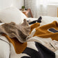 Couverture en fausse fourrure avec motif floral noir et orange