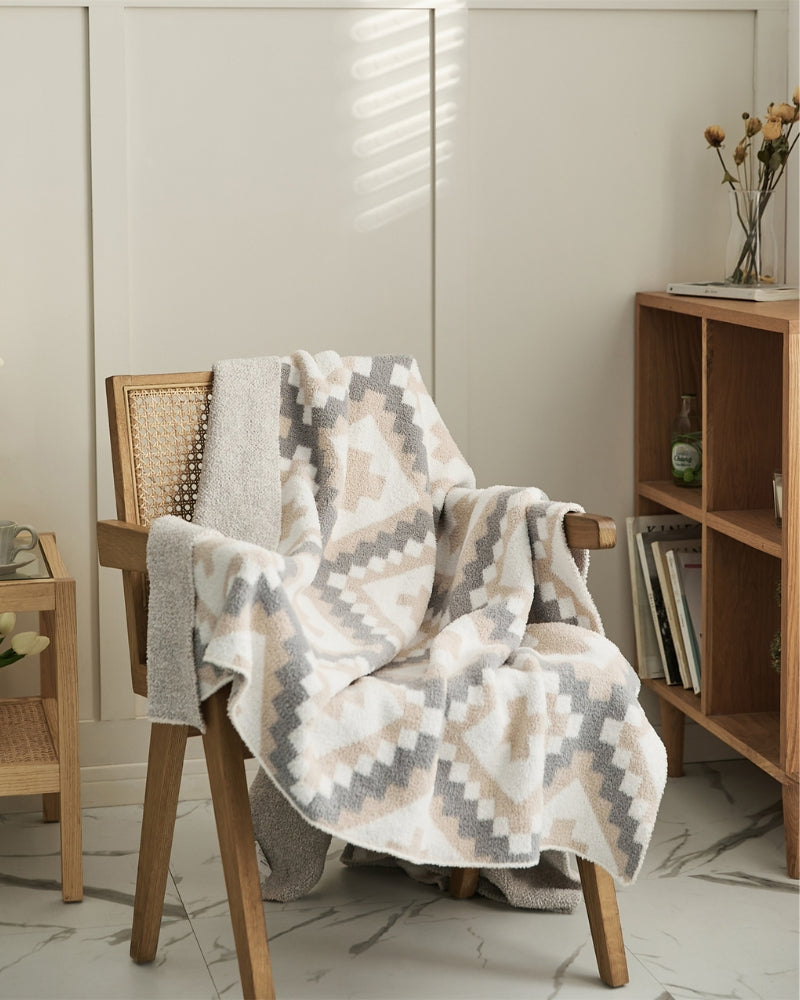 Vue rapprochée des motifs ethniques marron et bleu