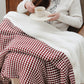 Gros plan sur texture douce de la couverture bordeaux