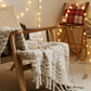 Détail de la texture douce de la couverture beige et blanche