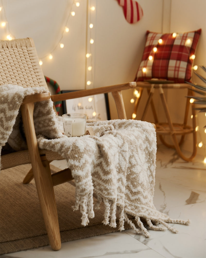 Détail de la texture douce de la couverture beige et blanche