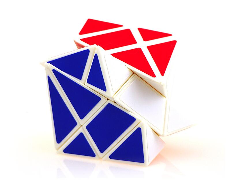 Cube asymétrique blanc sans autocollants, en vue latérale