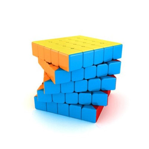 Cube 5x5 posé sur une surface, illustrant ses dimensions