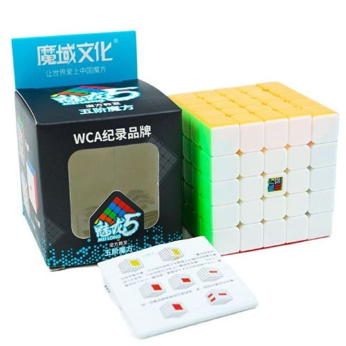 Cube 5x5 en gros plan montrant sa structure complexe