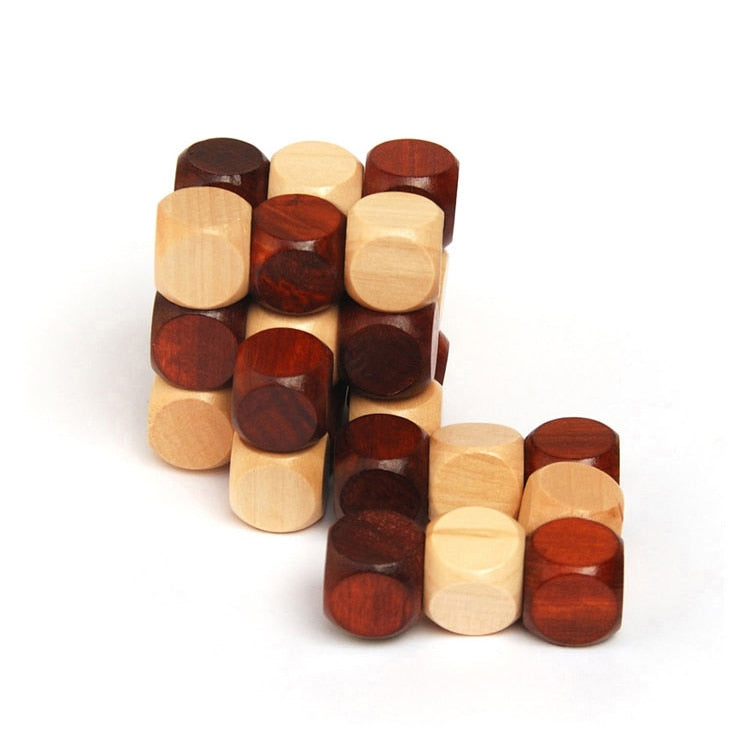 Cube en bois démonté avec élastiques visibles