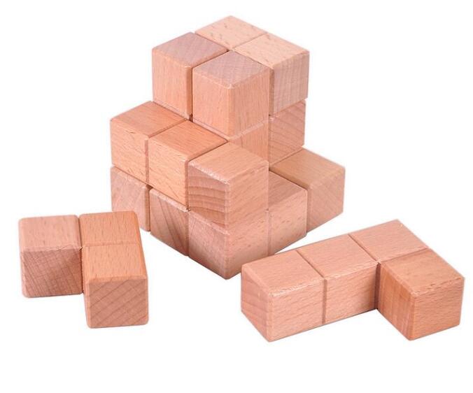 Vue rapprochée des pièces du Cube Soma en bois