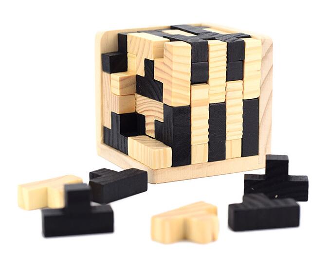 Cube en bois avec structure imbriquée visible