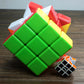 Vue rapprochée d'un cube 3x3 aux couleurs vives