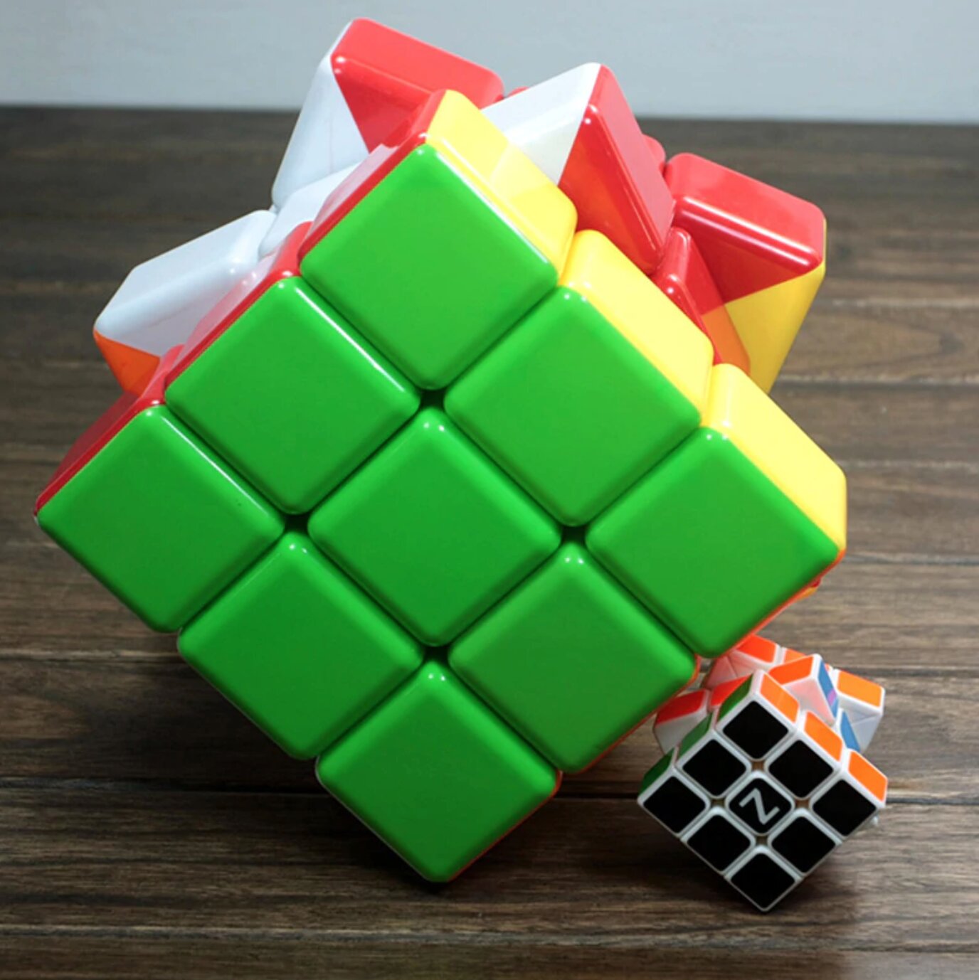 Vue rapprochée d'un cube 3x3 aux couleurs vives