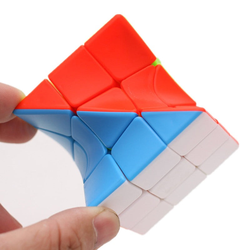 Cube de torsion multicolore en position désordonnée