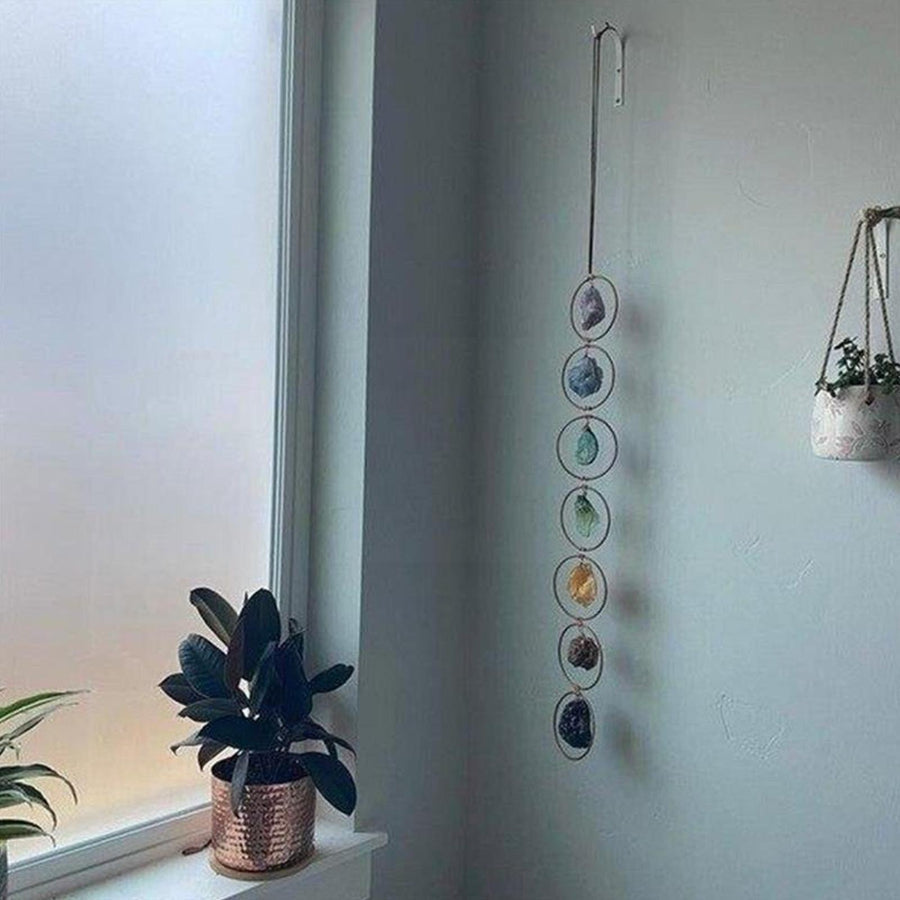 Gros plan sur les pierres brutes représentant les chakras