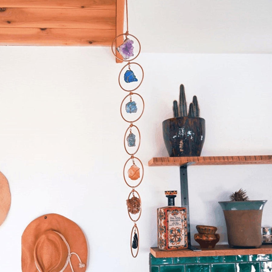 Ensemble complet des pierres chakras sur mur clair