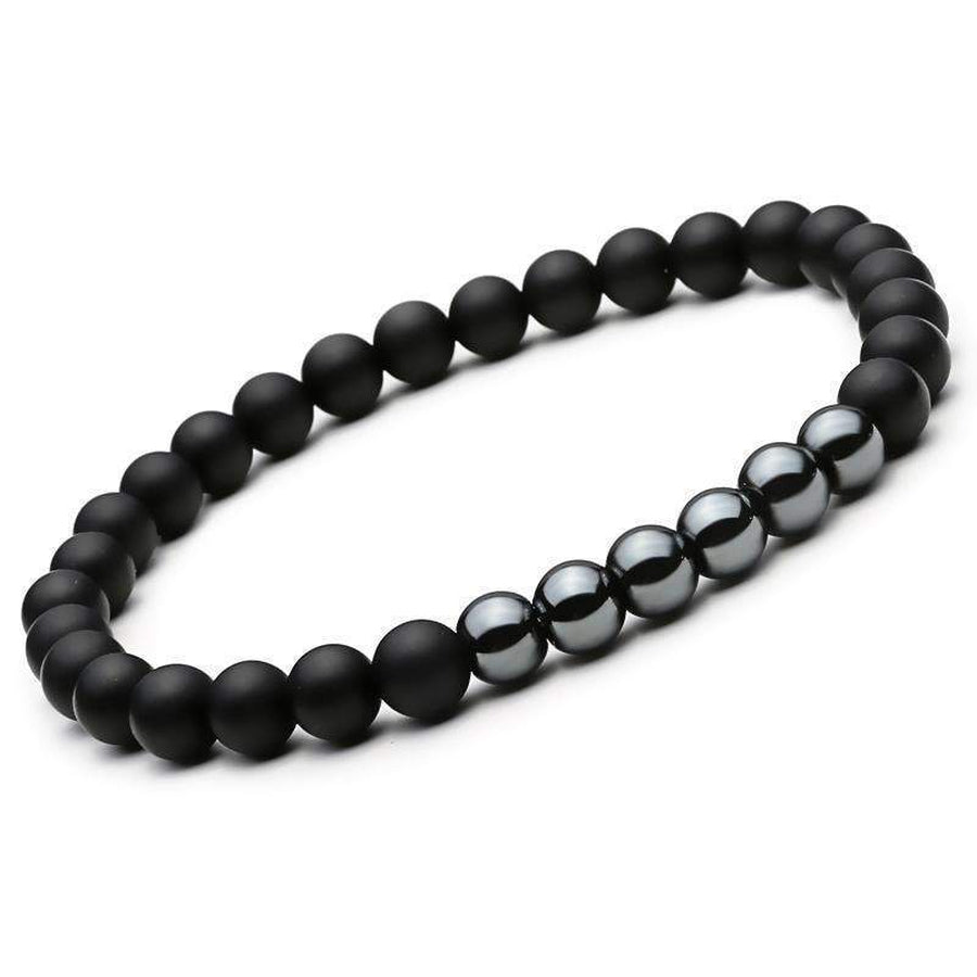 Deux bracelets en onyx et agate sur fond blanc