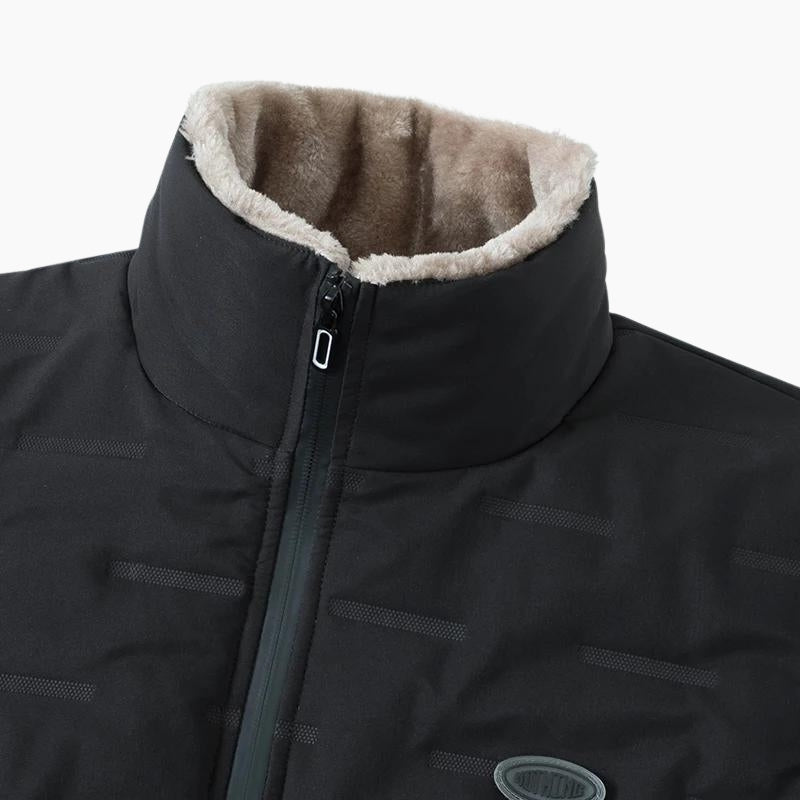 Vue de profil d'une doudoune noire avec col montant