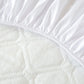 Drap housse blanc plié sur une table