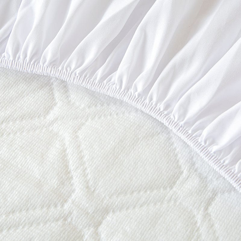 Drap housse blanc plié sur une table