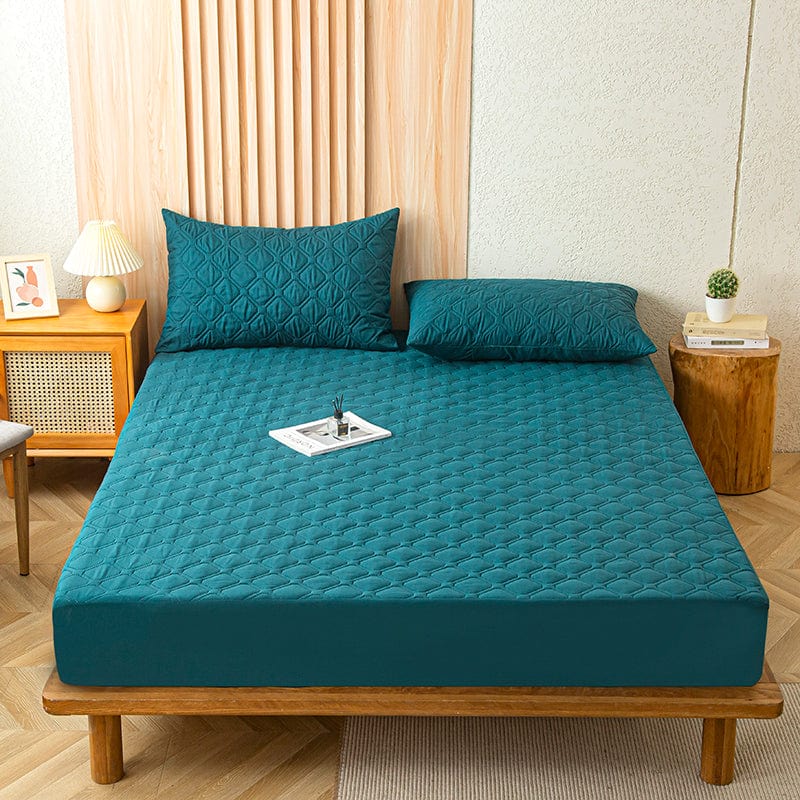Drap housse bleu canard plié, prêt à être rangé