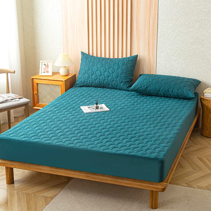 Drap housse bleu canard sur un lit, vue de côté