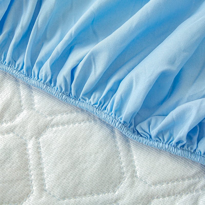 Drap housse bleu ciel plié sur une surface