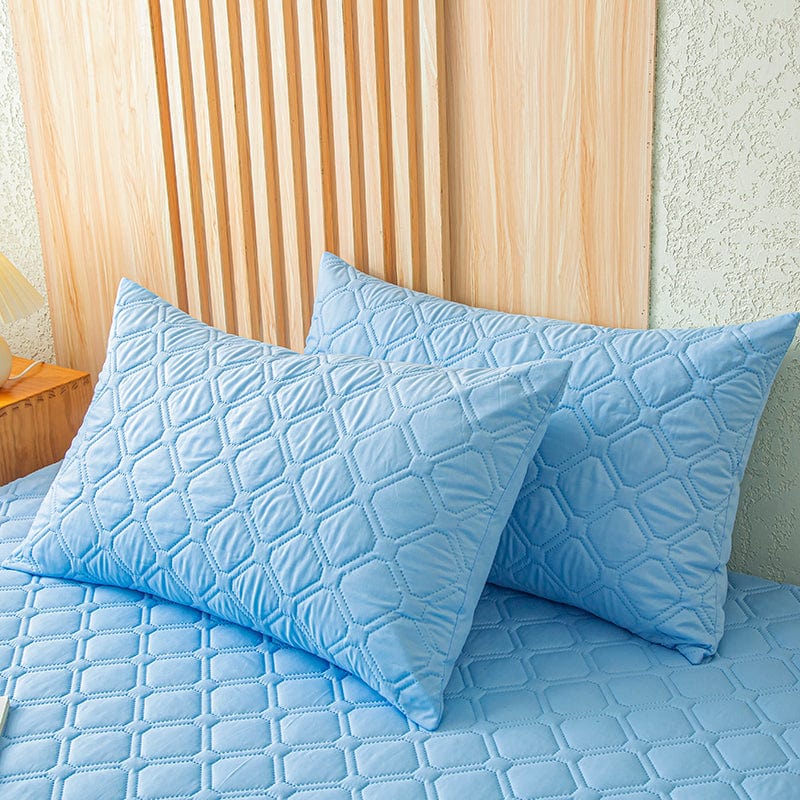 Drap housse bleu ciel en cours d'installation