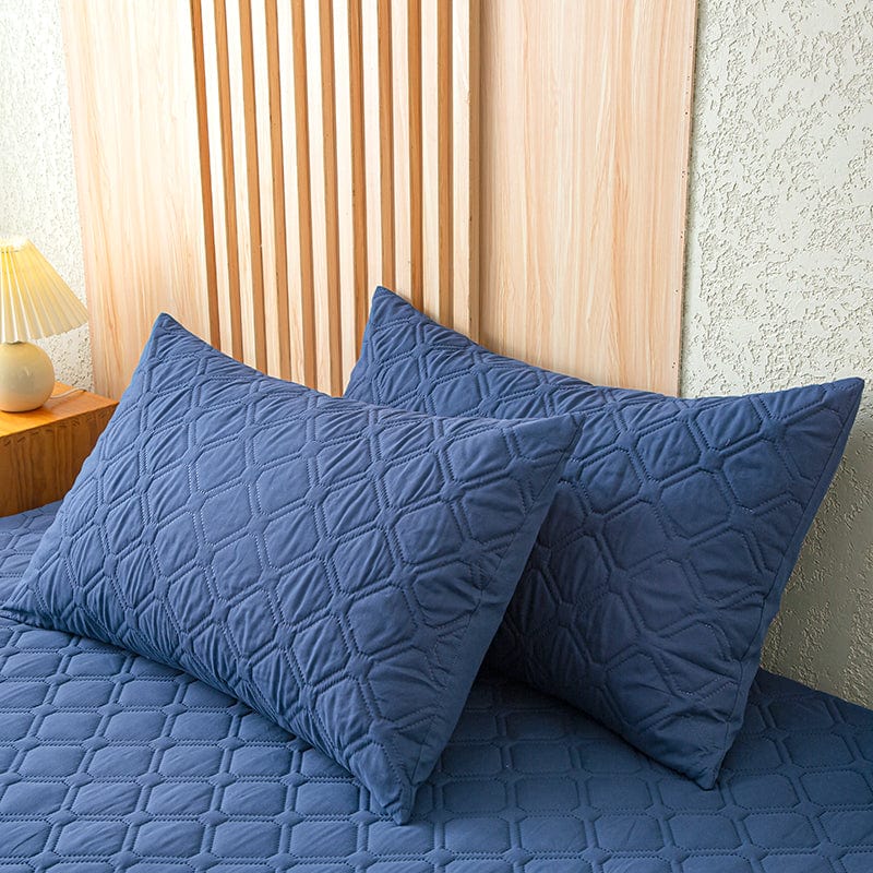 Drap housse installé sur un lit, montrant sa flexibilité