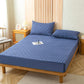 Drap housse bleu marine sur un lit, vue de côté