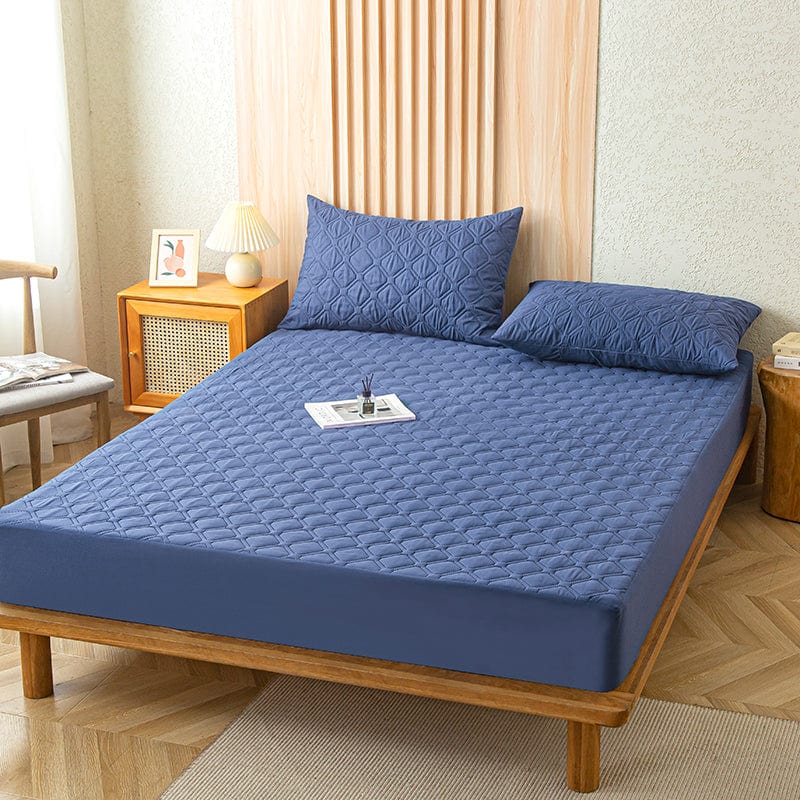 Drap housse bleu marine sur un lit, vue de côté
