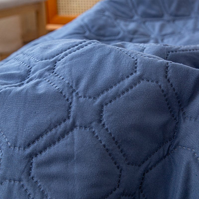 Drap housse bleu marine montrant sa capacité imperméable