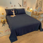 Zoom sur la texture douce du drap housse bleu marine