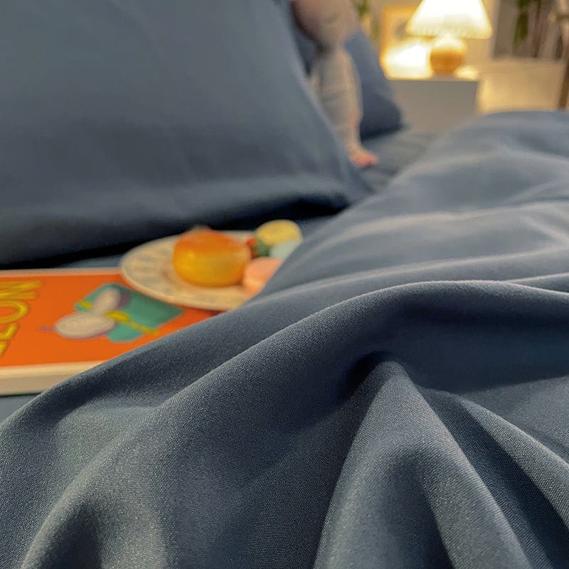 Drap housse bleu sur lit avec coussins assortis