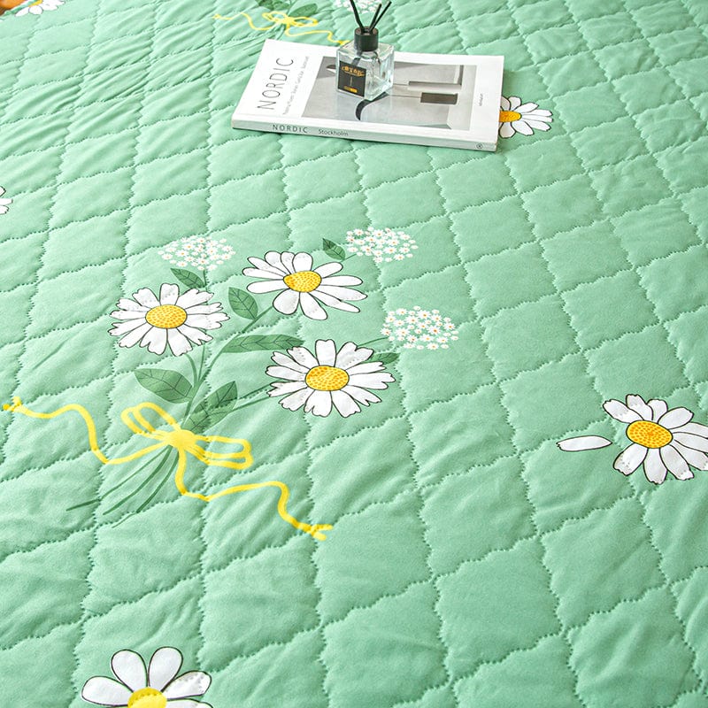 Drap housse imperméable en cours d'installation sur un matelas
