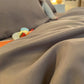 Drap housse gris en coton sur un lit, vue de dessus