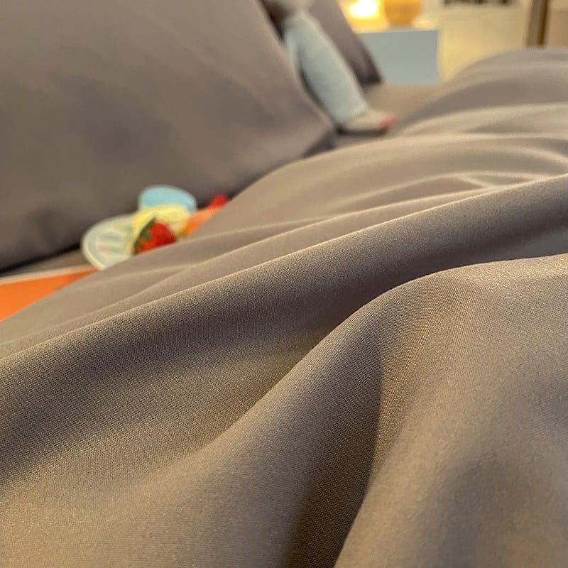 Drap housse gris en coton sur un lit, vue de dessus