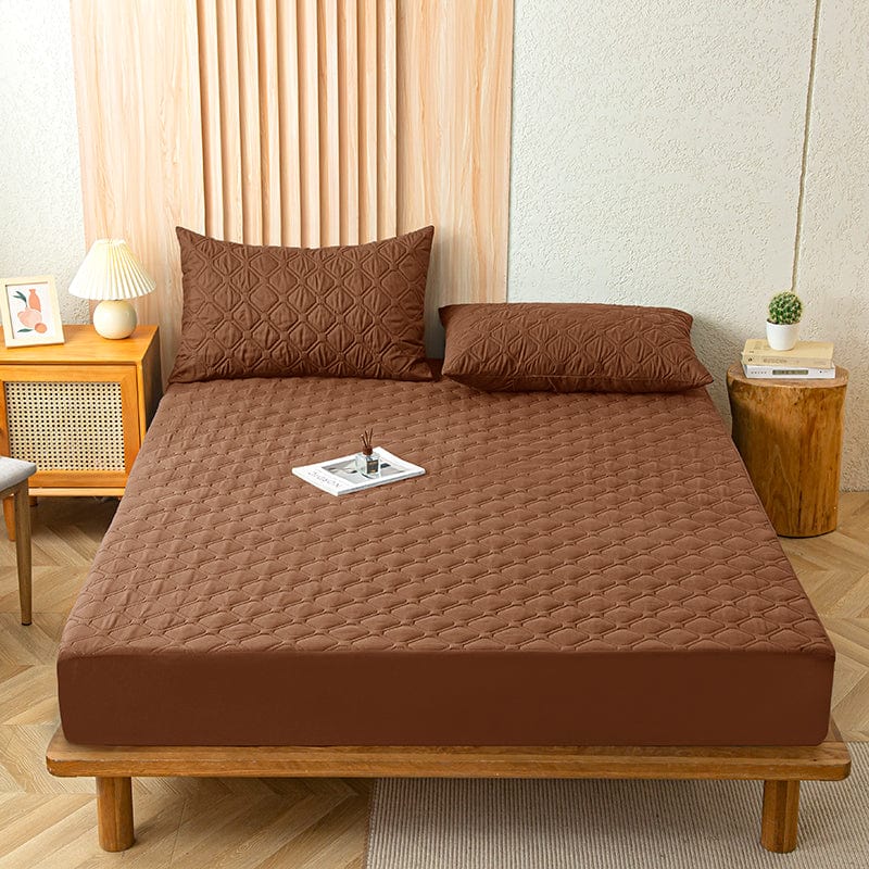 Drap housse installé sur un lit, montrant sa tenue