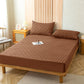 Drap housse marron sur un lit, vue de côté