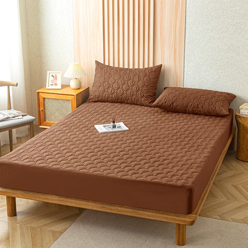Drap housse marron sur un lit, vue de côté