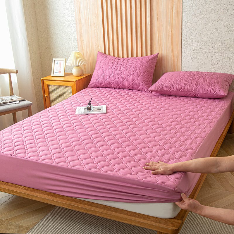 Drap housse imperméable rose couvrant un matelas, vue de dessus