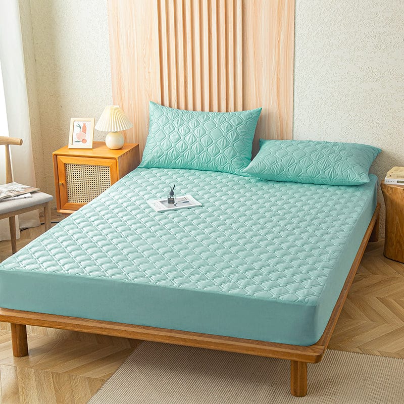Drap housse turquoise sur un lit, vue de côté