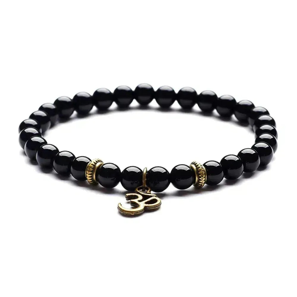 Bracelet en onyx noir avec tête de Bouddha, fond blanc