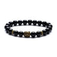 Bracelet en pierre fossile avec symbole Om, vue rapprochée