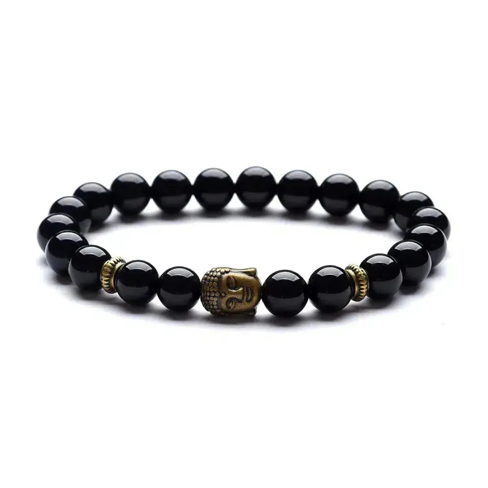 Bracelet en pierre fossile avec symbole Om, vue rapprochée