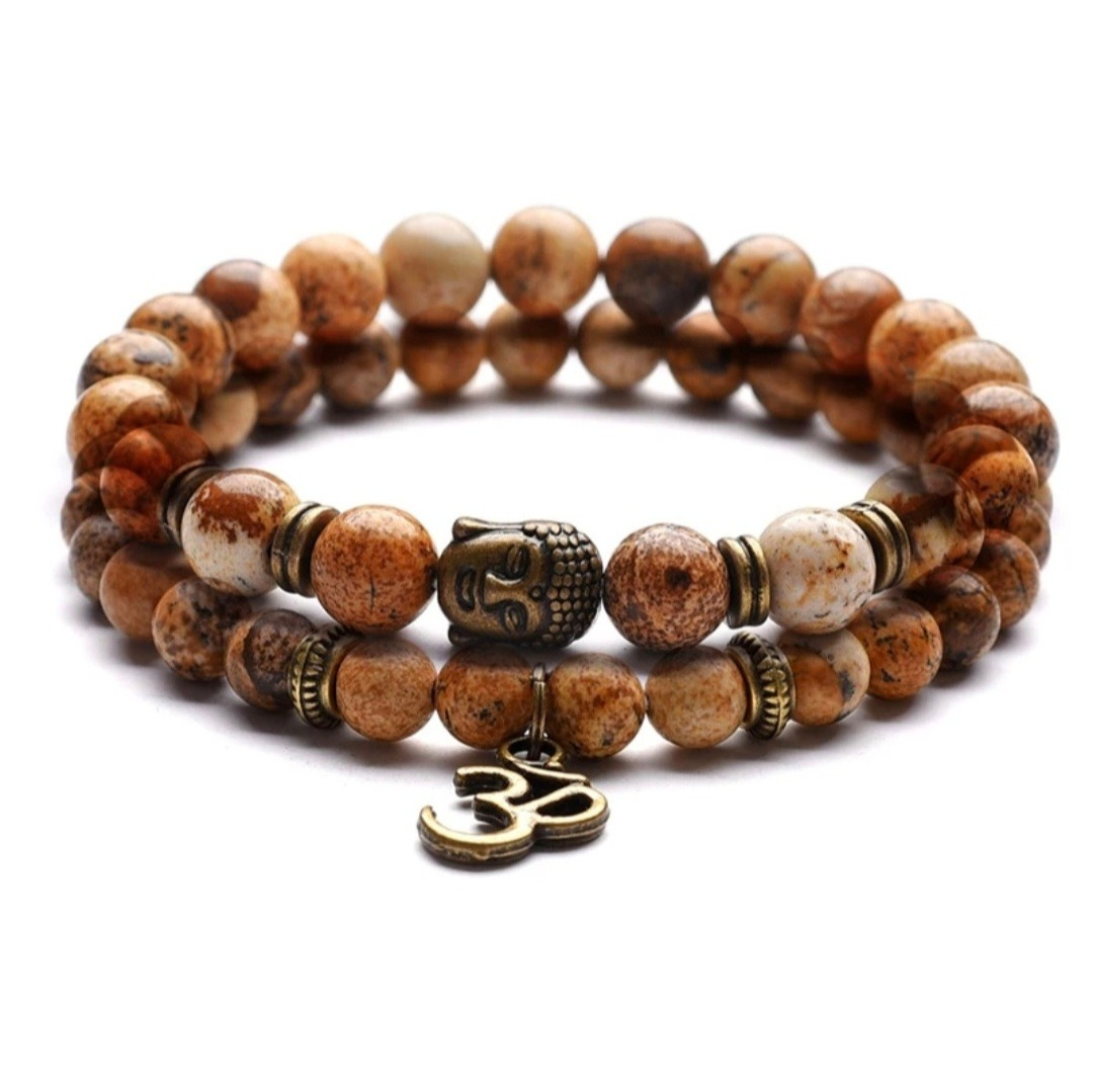 Deux bracelets posés sur une surface en bois, ambiance zen