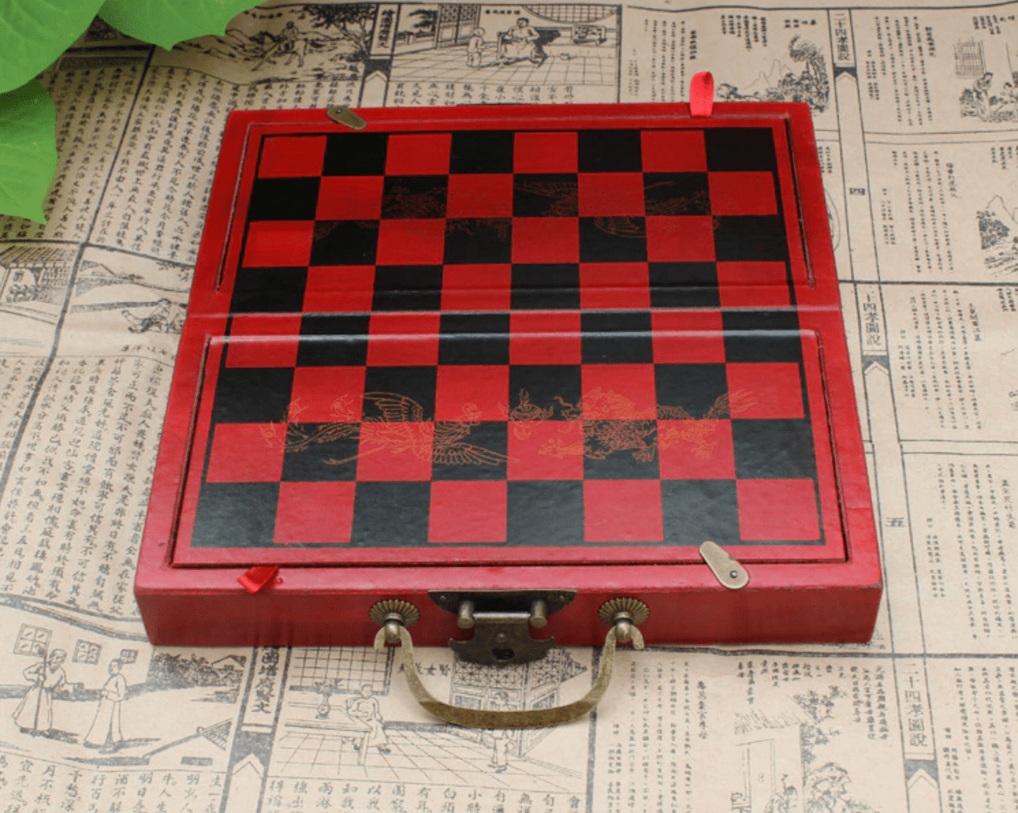 Échiquier en bois avec pièces de jeu transportables