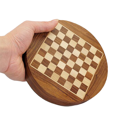 Plateau d'échecs en bois avec pièces aimantées visibles