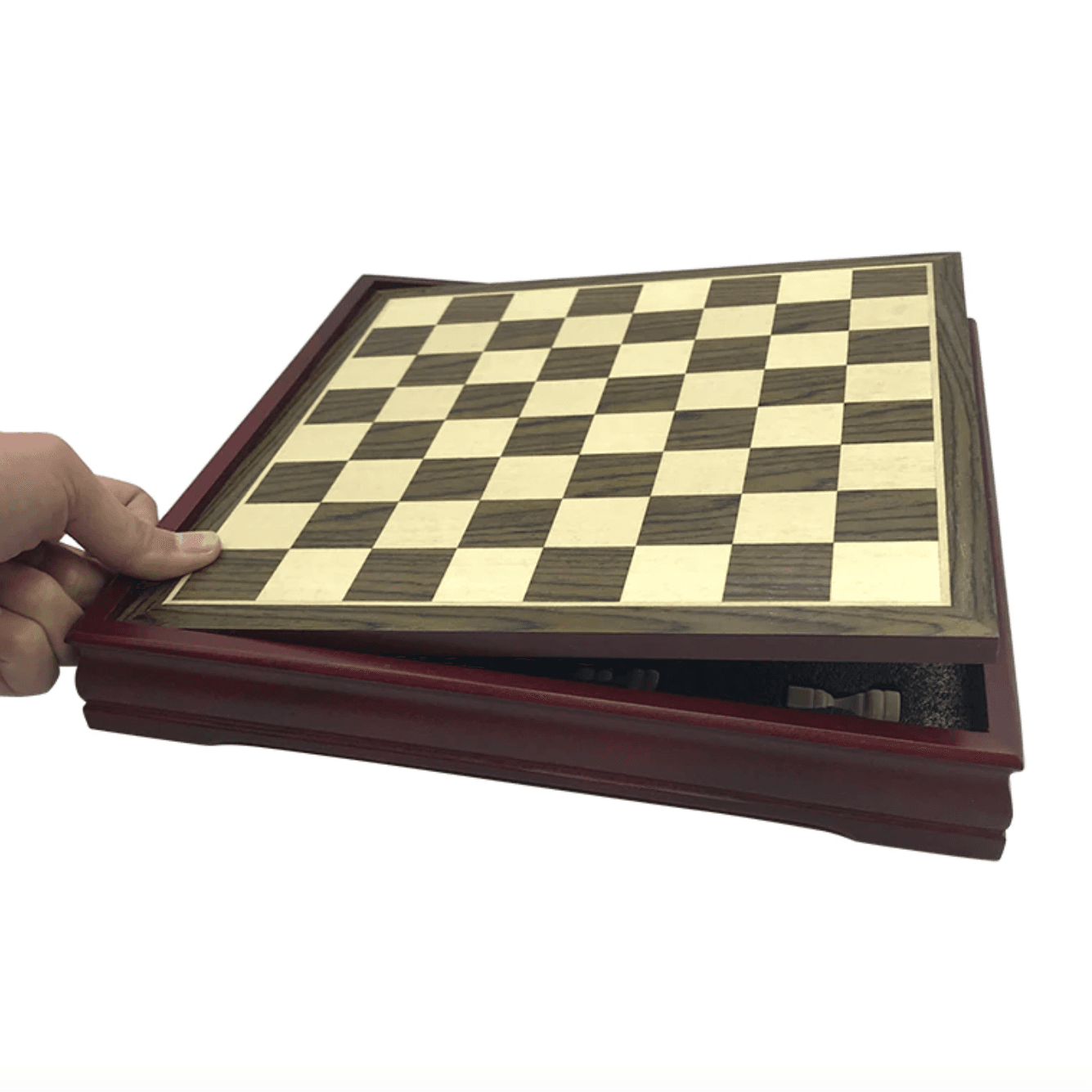 Jeu d'échecs en bois avec pièces élégantes sur plateau