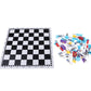 Enfant jouant avec un jeu d'échecs coloré et éducatif