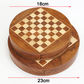 Gros plan sur les pièces d'échecs en bois aimantées