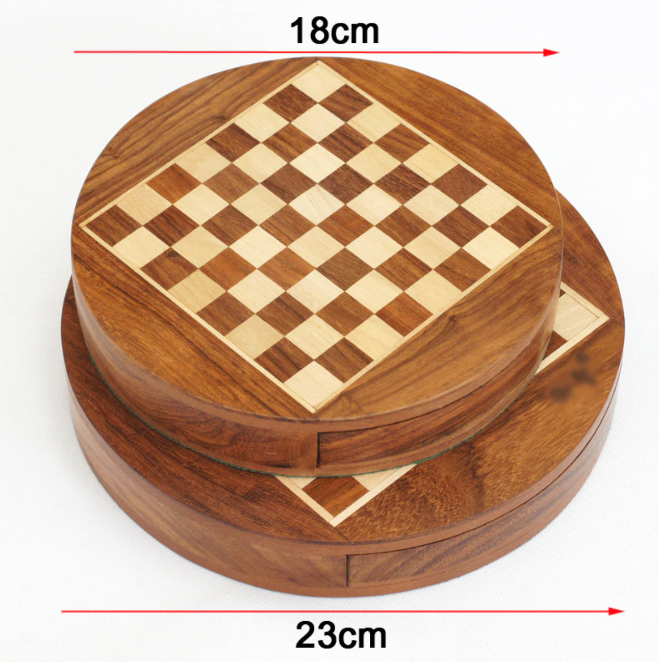 Gros plan sur les pièces d'échecs en bois aimantées