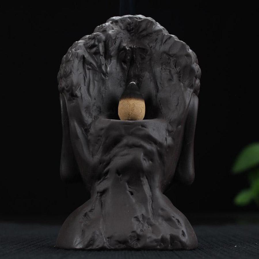 Détail de la tête de Bouddha avec cônes d'encens