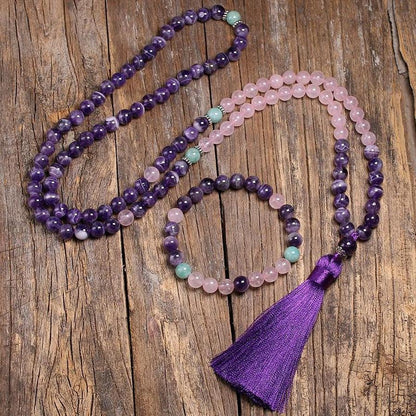 Ensemble de bijoux en pierres semi-précieuses sur fond neutre